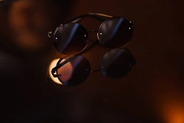Солнцезащитные очки с круглыми очками лежат на столе — стоковое фото