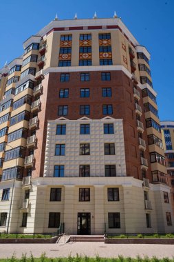 Turuncu ve bej renkli yüksek binalar