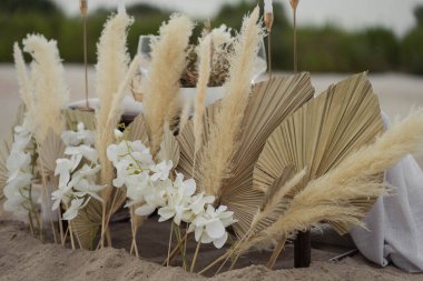 Dekorlu, gözlüklü, tabaklı güzel bir masa.