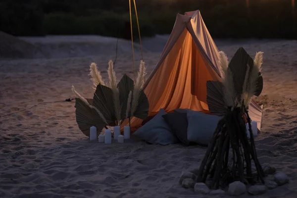 Tent on a sunset background with decor and a bonfire — Stock Photo, Image