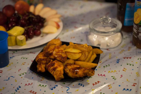 Tabakta patates kızartması ve köy usulü patates — Stok fotoğraf