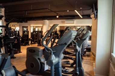 Spor salonunda eğitim için gerekli malzemeler.