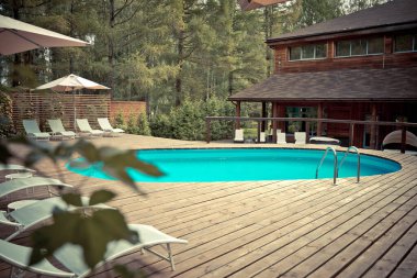 Havuzu ve dinlenme yeri olan dinlenme alanı