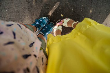 Sonbahar zemininde insan ayağı