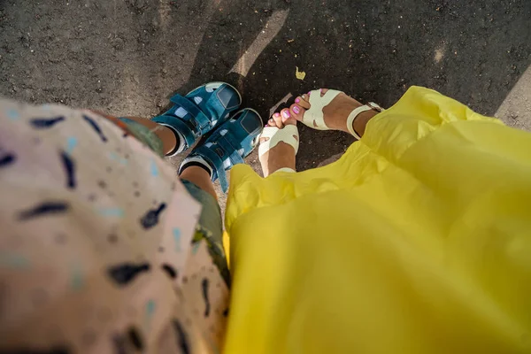 Sonbahar zemininde insan ayağı