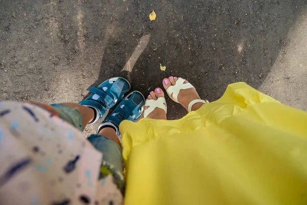 Menschliche Füße in Schuhen auf herbstlichem Boden — Stockfoto