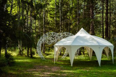 Düğün törenleri için beyaz çadır