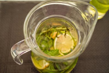 Limonlu mojito, naneli.