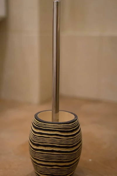 Toiletborstel in een speciale kom — Stockfoto