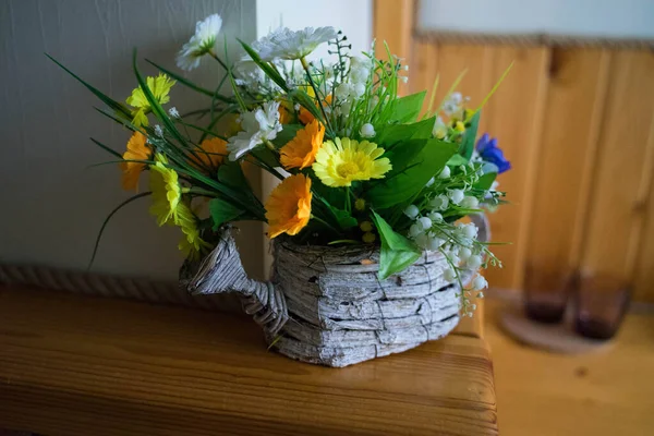 Umělé květiny jsou v dekorativní váze v podobě zavlažovací plechovky — Stock fotografie