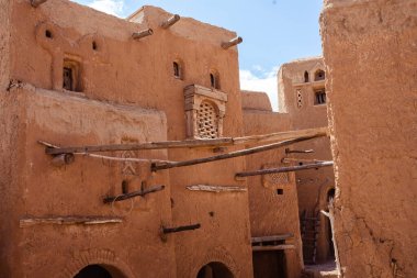 Evleri ve ev eşyaları olan eski bir kasaba.