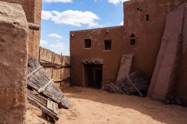 Evleri ve ev eşyaları olan eski bir kasaba.