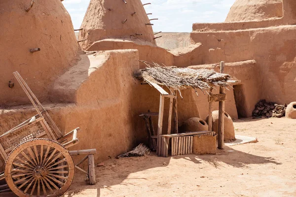 Evleri ve ev eşyaları olan eski bir kasaba.