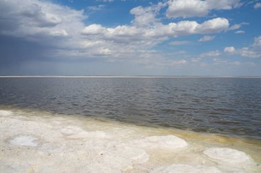 Beyaz tuz gölünde tuz.