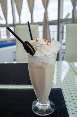 Kamışla bardakta milkshake.