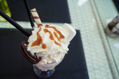 Kamışla bardakta milkshake.