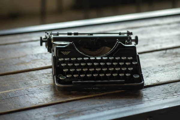 Una máquina de escribir está sobre una mesa de madera — Foto de Stock