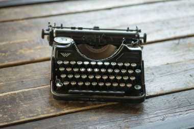 Daktilo ahşap bir masanın üzerinde duruyor.