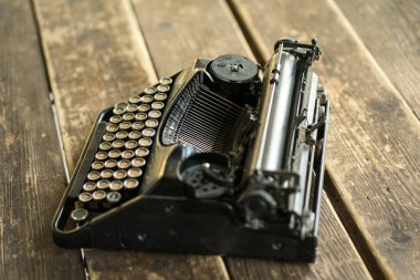 Daktilo ahşap bir masanın üzerinde duruyor.