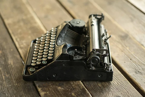 Een typemachine staat op een houten tafel — Stockfoto