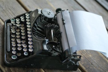 Siyah daktilo ve kağıt.