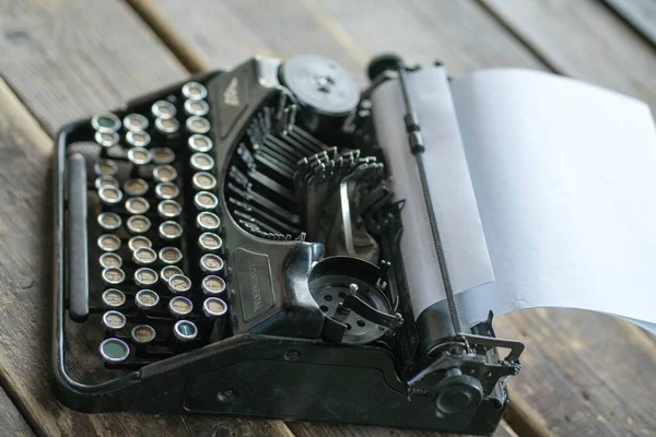 Máquina de escribir negra con hoja de papel — Foto de Stock