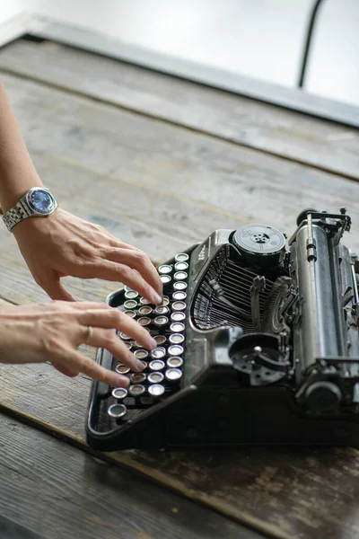 A typewriter stands on a wooden table — Stock Photo, Image