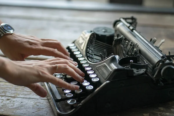 Una máquina de escribir está sobre una mesa de madera — Foto de Stock