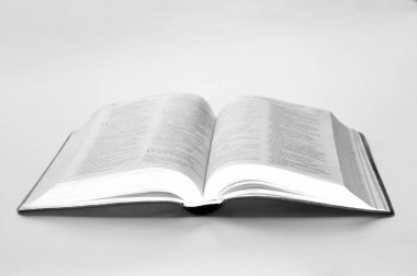 Masanın üzerinde açık bir kitap