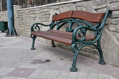 bir taş çit karşı masif demir tezgah