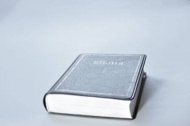 kapalı kitap İncil beyaz arka plan üzerinde masada yalan