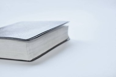 kapalı kitap İncil beyaz arka plan üzerinde masada yalan