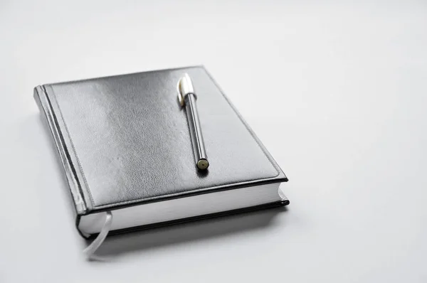 Ordinateur Portable Stylo Reposent Sur Une Table Sur Fond Blanc — Photo