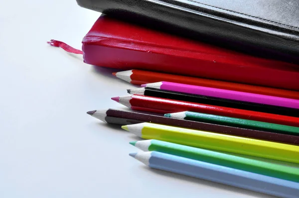 Monte Lápis Multicoloridos Com Caderno Livro Estão Sobre Mesa Fundo — Fotografia de Stock