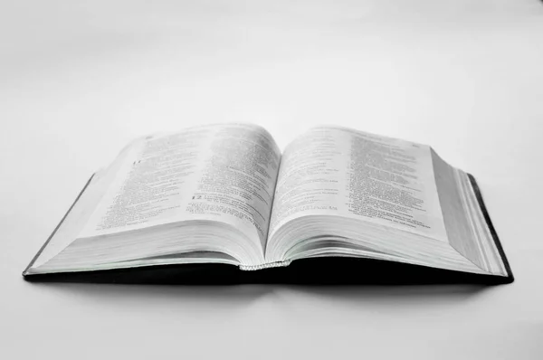 Nyitott Könyv Biblia Szóló Egy Táblázatot Fehér Alapon — Stock Fotó
