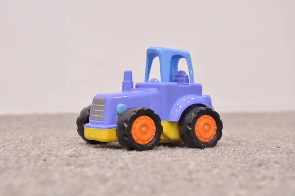 Kleines Babyspielzeug Blauer Traktor Auf Dem Boden — Stockfoto