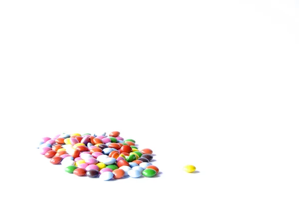 小糖果散落在桌子上的白色背景 — 图库照片