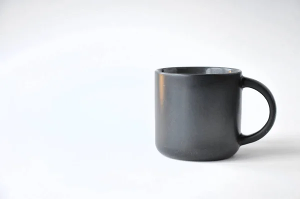 Une Tasse Est Sur Table Sur Fond Blanc — Photo