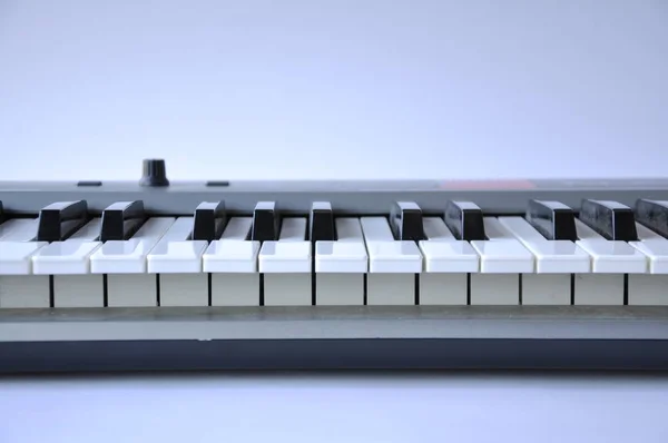 Een Elektronische Piano Synthesizer Toetsen Zijn Tafel Een Witte Achtergrond — Stockfoto