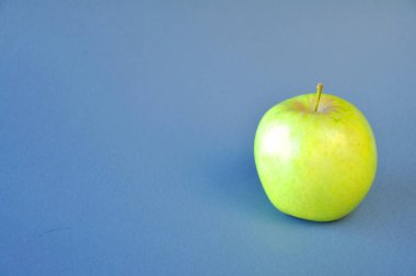 mavi bir arka plan üzerinde olgun yeşil elma