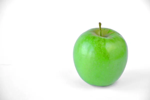 Maçã Verde Encontra Uma Mesa Branca — Fotografia de Stock