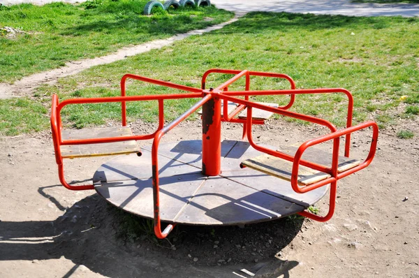 çocuk salıncak atlıkarınca