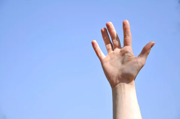 Höger Hand Upp Himlen Med Avlets — Stockfoto