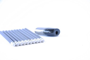 birçok kalem ve bir bileyici masada