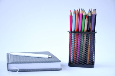 bir defter ve kalemile bir cam masada