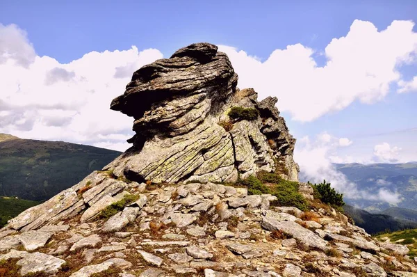 Enorme Roccia Sullo Sfondo Del Cielo Delle Montagne — Foto Stock