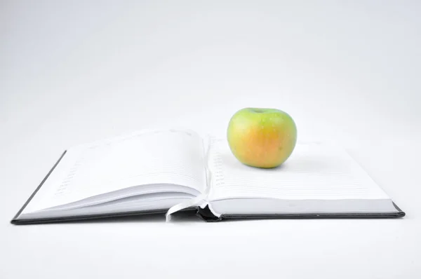 Green Apple Open Notebook — Stock Photo, Image