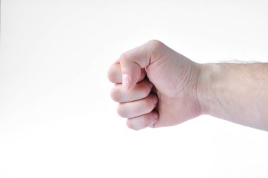 el beyaz bir arka plan üzerinde bir yumruk sıkılmış