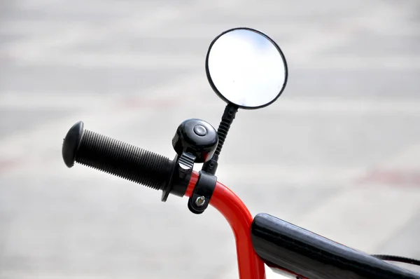 Çocuk Bisikleti Tekerleği Yuvarlak Aynaya Monte Edilmiş Direksiyonda — Stok fotoğraf