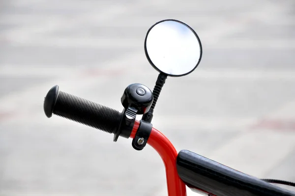 Roue Vélo Pour Enfants Sur Volant Monté Miroir Rond — Photo